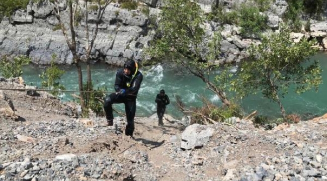 Çaya devrilen kamyonda akıntıyla kaybolan yolcu aranıyor