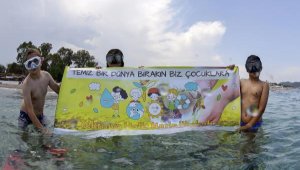 Çocuklar denizde 'Temiz bir dünya bırakın biz çocuklara' pankartı açtı