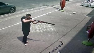 Ekmeği ucuza satan fırıncının iş yerine tüfekli saldırı kamerada