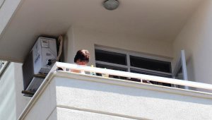 Eşyaları balkondan fırlatıp ateş yaktı, polisi alarma geçirdi