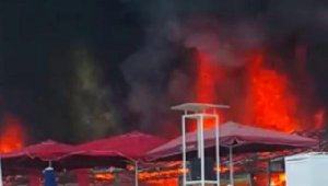 Gaz kaçağıyla başlayan yangında plaj işletmesi küle döndü