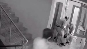 Kayınpeder- damat kavgasını ayırmaya çalışırken darbedildiler; o anlar kamerada
