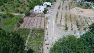 Komşu parselden geçen yol kapanınca otomobili ve traktörü evin önüne 'hapsoldu'