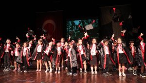 Kreş minikleri kep attı