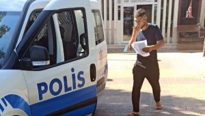 Küpesini çıkarırken yanlış salona geldiğini anladı, sınava yetişemedi