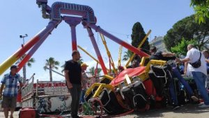 Lunaparkta oyuncak koparak düştü; baş aşağı kurtarılmayı beklediler