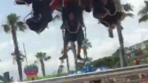 Lunaparkta oyuncak koparak düştü; baş aşağı kurtarılmayı beklediler