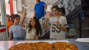 Öğrencilerin 'takdir' hediyesi lahmacun