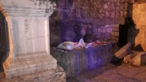 Roma imparatoru için yapılan kapı, evsizlerin yatağı oldu