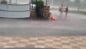 Rüzgarda savrulan otel sundurması, Alman çifte çarptı; o anlar kamerada