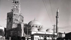 Saat Kulesi'ndeki orijinal saat 1976'da bakım görmüş