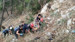 Seyir terasından kayalıklara düştü, itfaiye kurtardı