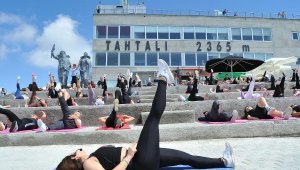 Tahtalı'nın zirvesinde pilates yaptılar