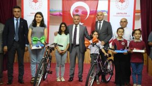 Vali Yazıcı Dünya Süt Günü'nü öğrencilerle kutladı