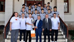 Vali Yazıcı şampiyonları ağırladı