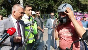 Validen motosiklet sürücülerine hediye kask