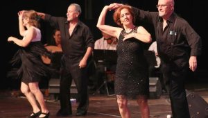 Yaşlı bireyler dans gösterisiyle büyüledi