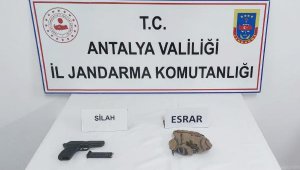 Yol kontrolünde ruhsatsız tabanca ve uyuşturucuyla yakalandı