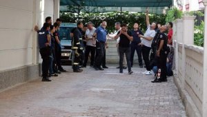 5 yeğeni ve engelli kız kardeşini rehin aldı