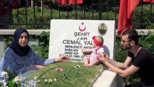 6 aylık Hilal, annesiyle birlikte şehit dayısının kabrini ziyaret etti