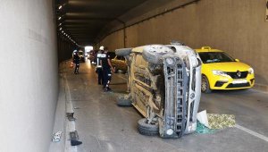 Alt geçidin duvarına çarpan araç yan yattı: 2 yaralı