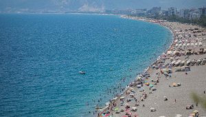 Antalya'da tesisler ve sahiller dolu