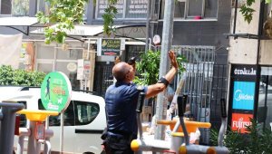 Balkondan eşyalarını atan kadının evine polis çilingir çağırarak girdi