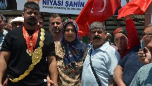 Başpehlivan Şimşek'in annesi: Oğlumla iftihar ediyorum, bizi çok sevindirdi