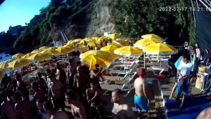 Belediyenin plajında çalışanlara saldırdılar