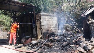 Evin odunluğunda çıkan yangın, büyümeden söndürüldü