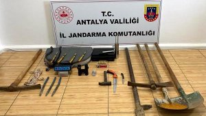 Kaçak kazı yapacakları malzemelerle yakalandılar
