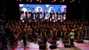 Kadın hekimler, çocukların eğitim için konser verdi