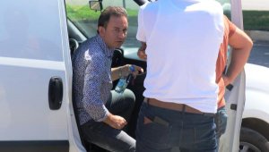Kadınlara yardım için durdu, aracından para dolu çantası çalındı