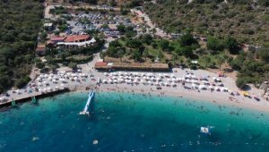Kaş'ın nüfusu bayram tatiline dörde katlandı