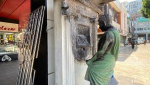 Roma figürlü heykele tekme atıp, benzin dökerek yaktı