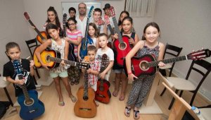 Ukuleleyi de bağlamayı da öğrenecekler