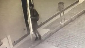 Yerinden söktüğü caminin tuvalet kapılarını omzuna alıp götürdü