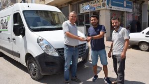 Yolda bulduğu cüzdanın sahibine ulaşıp teslim etti