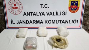 2 şüphelinin valizinde 5 kilo esrar ele geçirildi