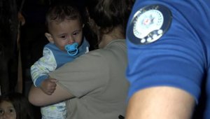 9 aylık bebek, mama, aşı kartı ve oyuncukla birlikte bahçe kapısına bırakıldı