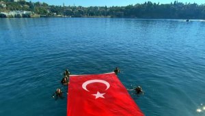 Antalya'da dalgıçlar denizde bayrak açtı