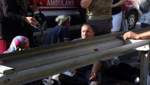 Antalya'da servis midibüsü, oto kurtarma aracına çarptı: 4'ü ağır, 27 yaralı
