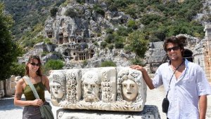 Antik kentteki tiyatro maskları, doğal fotoğraf stüdyosu