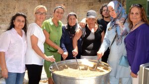Gönül Dostları kadınlardan aşure ikramı