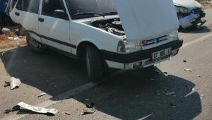 İki otomobil çarpıştı: 4 yaralı