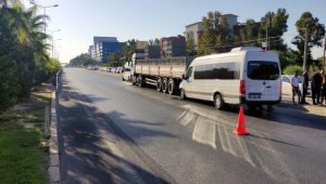 Minibüs TIR'a çarptı, 5 turist yaralandı