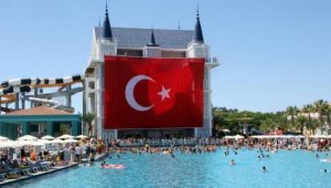 Otelde dev bayraklı bayram coşkusu