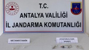 Otomobilde uyuşturucu kullanan 4 kişi yakalandı