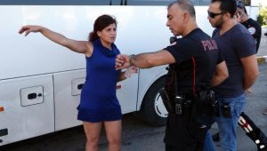 Otomobilden inen bıçaklı şüpheli, sokakta yürüyen kadının çantasını gasbetti