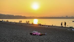 Sıcaktan bunalan Antalyalılar, sahilde sabahlıyor